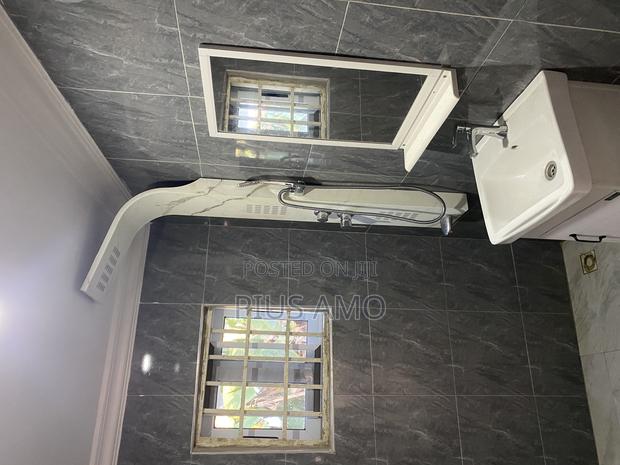 Executive One Bedroom Self Contained With Installed Ac · Photo 7