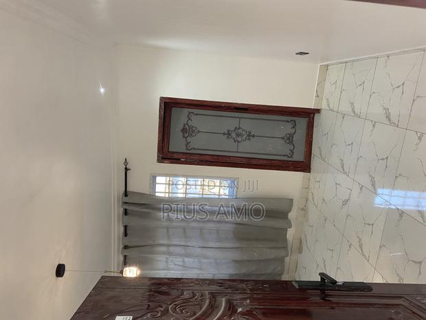 Executive One Bedroom Self Contained With Installed Ac · Photo 6