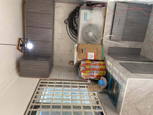 Executive One Bedroom Self Contained With Installed Ac · Photo 2