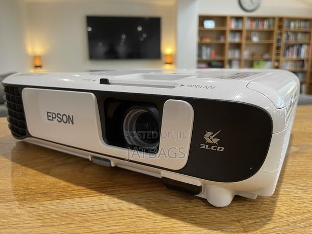 Epson Powerful Projector From Uk With Warranty (Free Delivery) · Photo 2