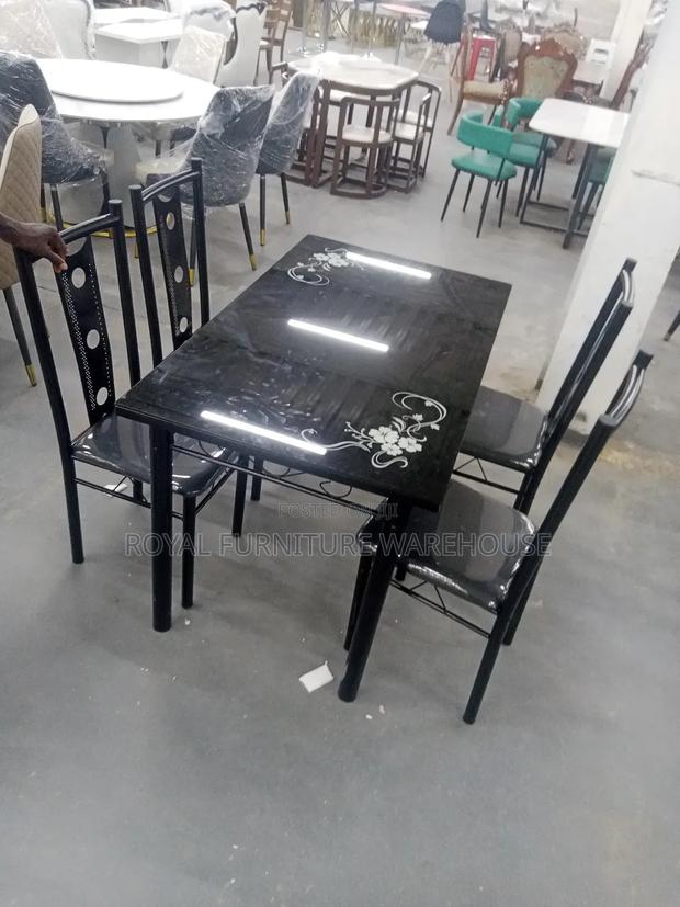 Simple 4 Seater Dining Table · Photo 1