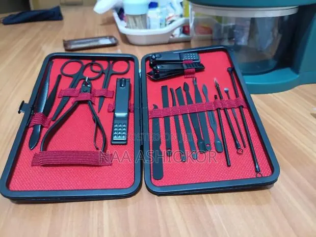 18 Piece Manicure Set · Photo 1