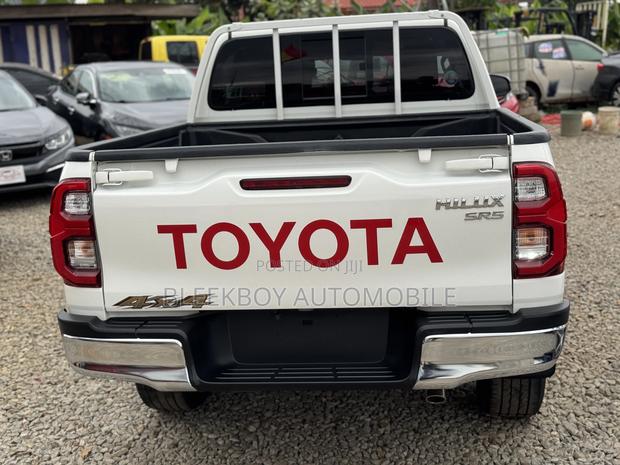 Toyota Hilux 2024 White · Photo 6