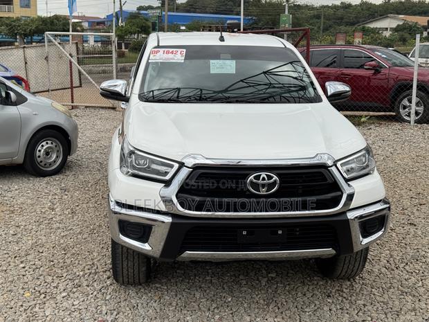 Toyota Hilux 2024 White · Photo 7