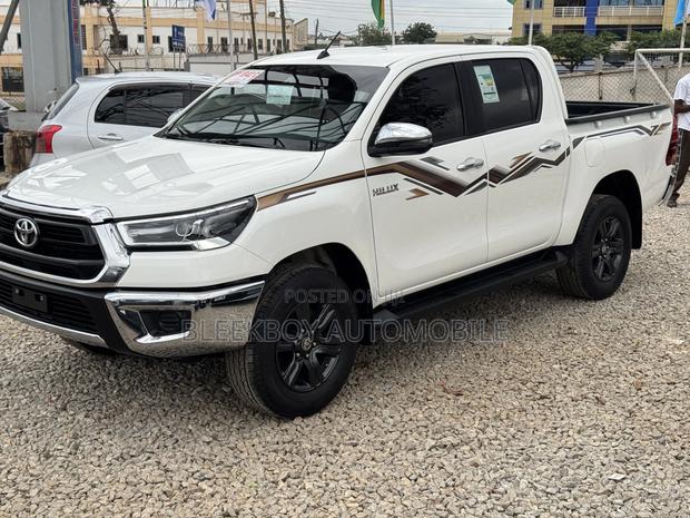Toyota Hilux 2024 White · Photo 8