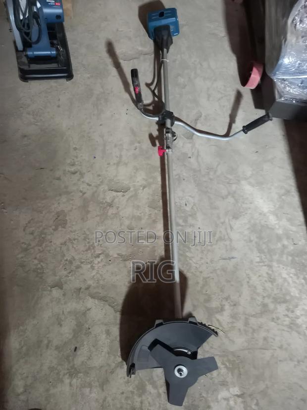 Rechargeable Brushless Lawn Mower · Photo 2