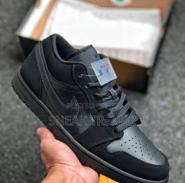 Air Jordan R1 Low Black Leather Suede · Photo 1