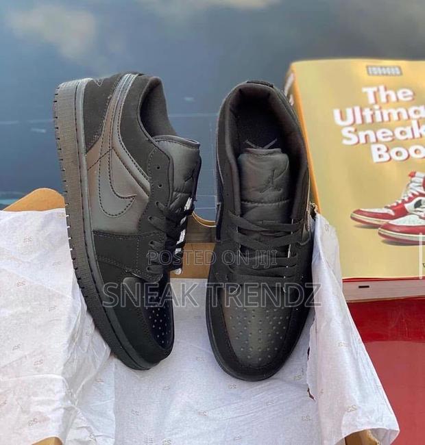 Air Jordan R1 Low Black Leather Suede · Photo 2