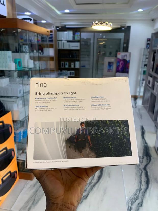 Ring Spotlight Cam Plus · Photo 2