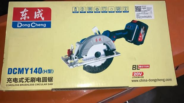 Cordless Brushless Circular Saw · Photo 2