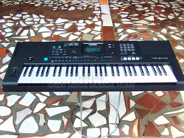 Yamaha E473 Professional Keyboard · Photo 3