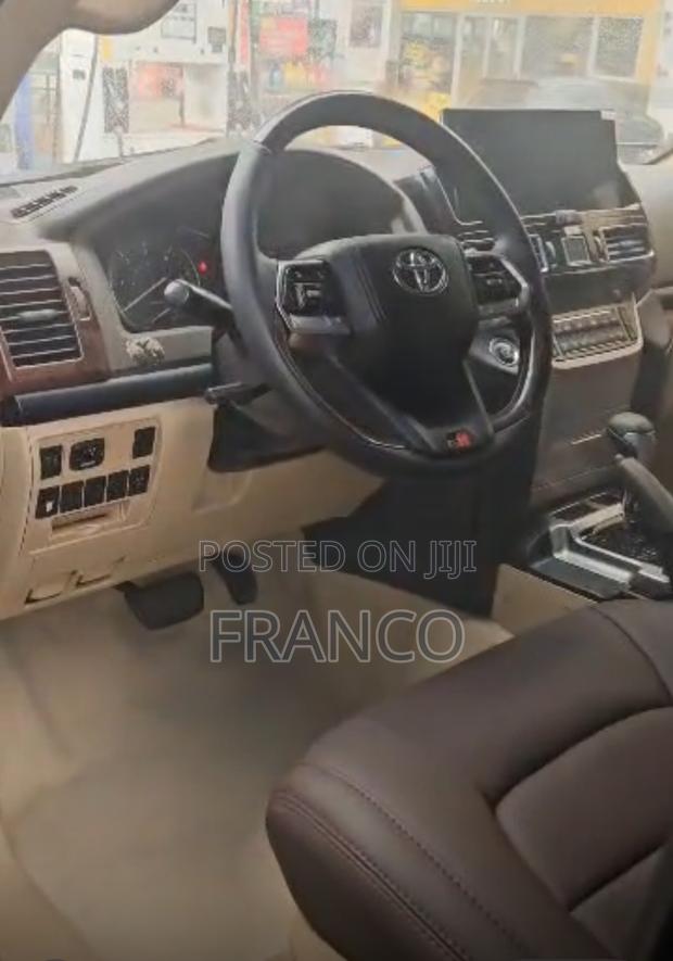 Toyota Land Cruiser 4.6 V8 GXR 2017 Black · Photo 3