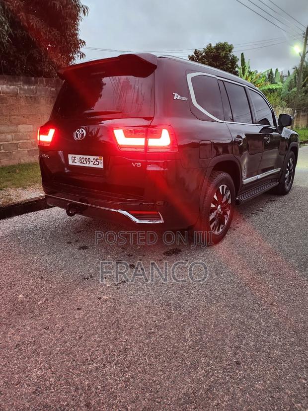 Toyota Land Cruiser 4.6 V8 GXR 2017 Black · Photo 2