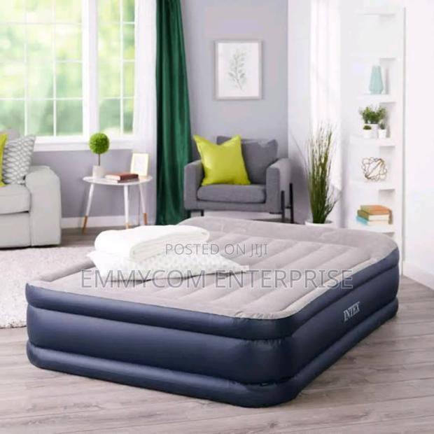 Queen Size Air Bed Mattress With Inbuilt Electric Pump · Photo 1