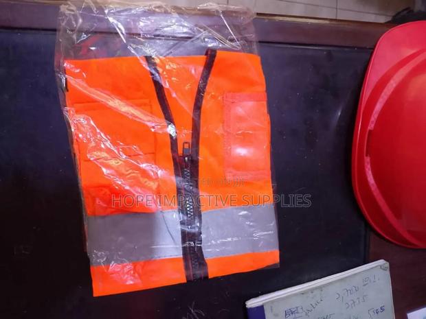 Reflective Vest With Zip And Reflectors. · Photo 2