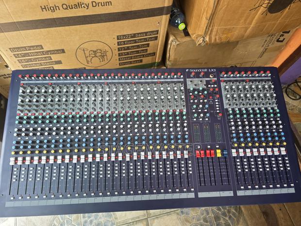 Soundcraft 32 Channel Lx9 Console Mixer · Photo 1