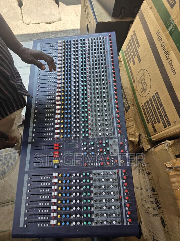 Soundcraft 32 Channel Lx9 Console Mixer · Photo 2