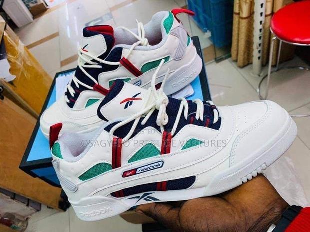 Classic Reebok Sneakers · Photo 2