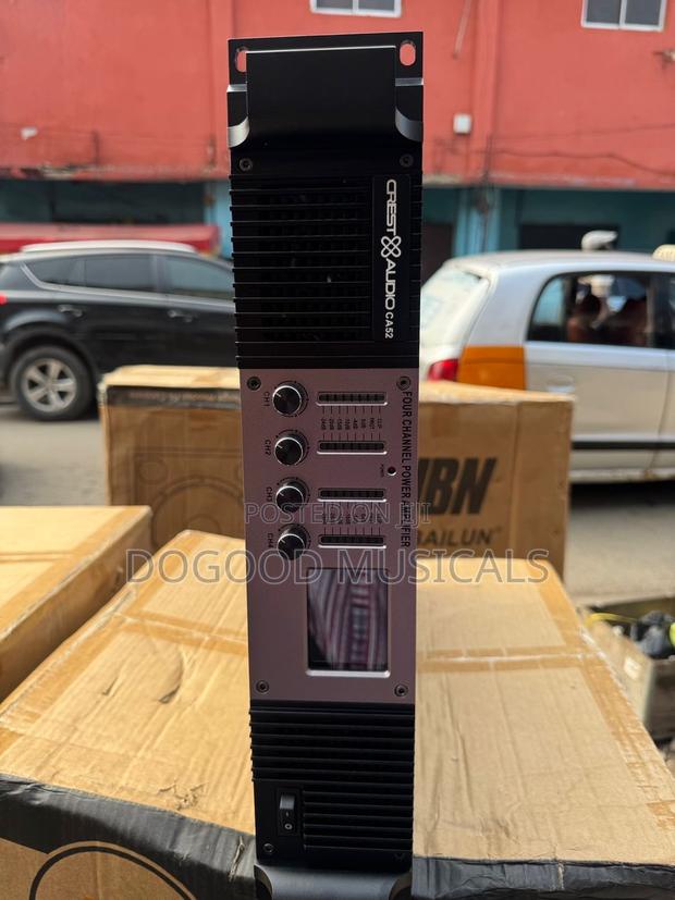 Crest-audio Ca52 4-channel Power Amplifier · Photo 1