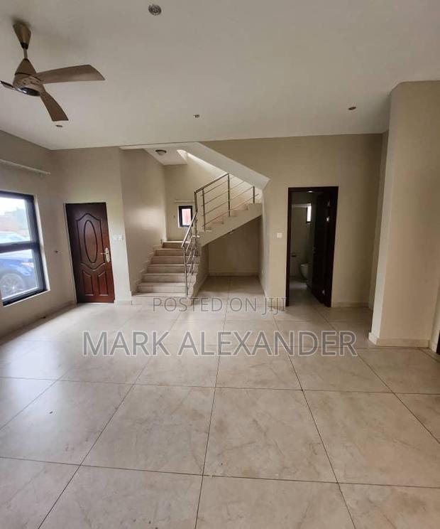 Furnished 3bdrm Apartment in Madina for sale · Photo 2