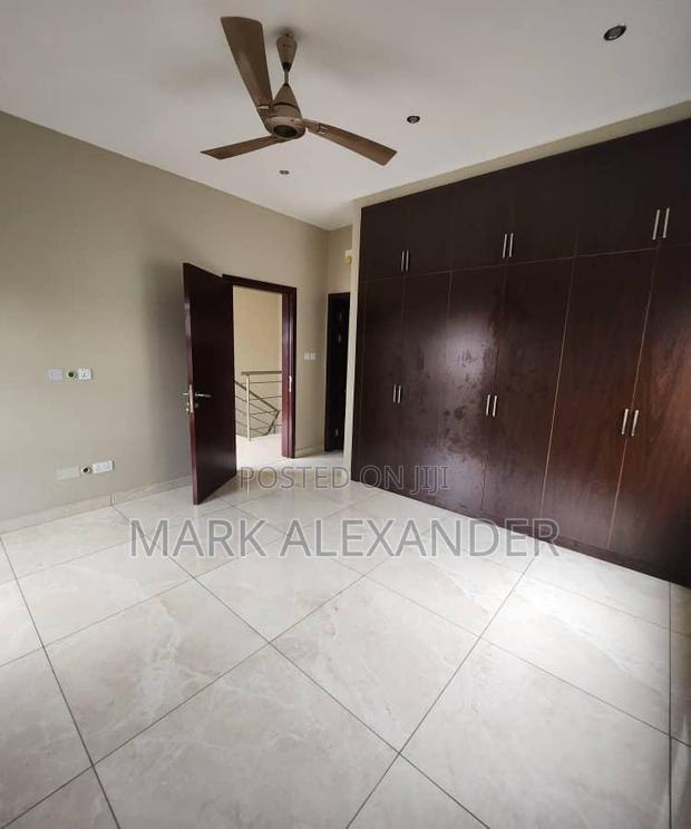 Furnished 3bdrm Apartment in Madina for sale · Photo 5