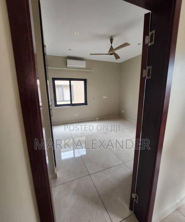 Furnished 3bdrm Apartment in Madina for sale · Photo 6