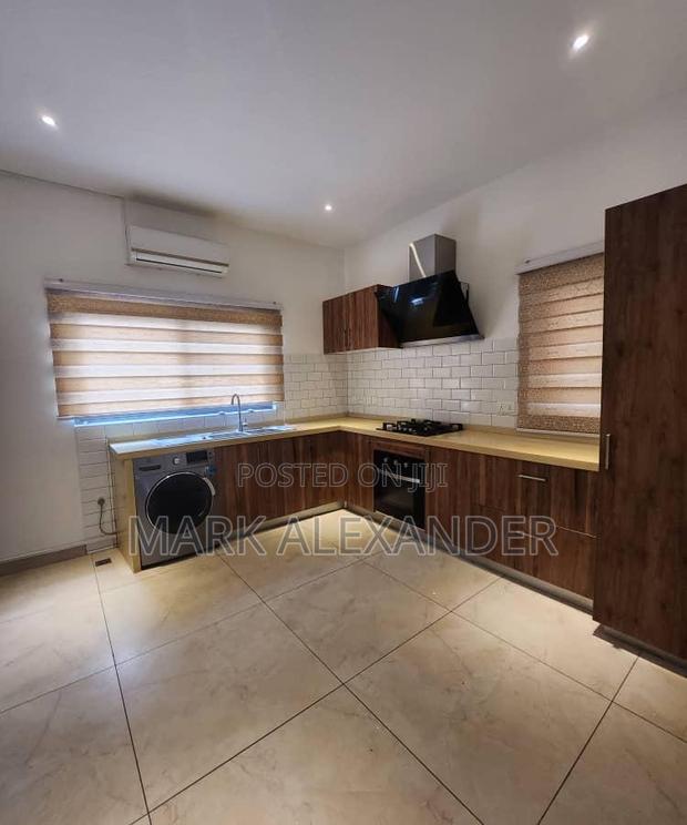 Furnished 3bdrm Apartment in Madina for sale · Photo 3