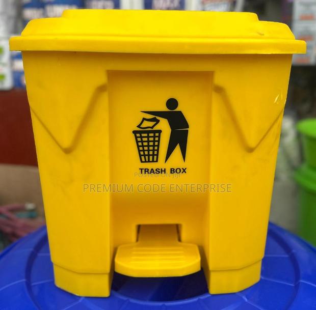 Yellow Pedal-Operated Trash Bin – 30l Waste Container · Photo 1