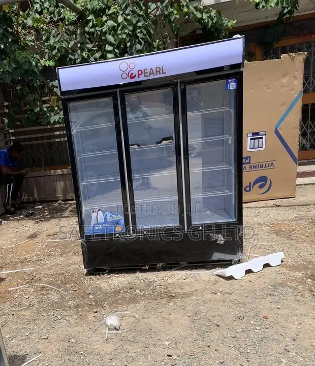 Essential Fast PVC-150 3-Door Beverage Display Fridge 950l · Photo 1