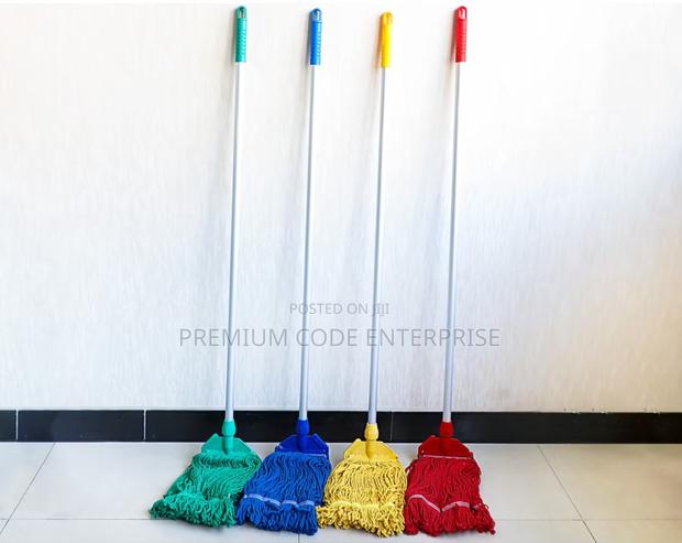 Industrial Microfiber Mop With Silver Handle · Photo 1