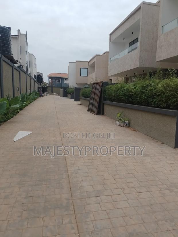 Newly Built Luxurious Executive 3bedrooms Self-Compound for Sale · Photo 2