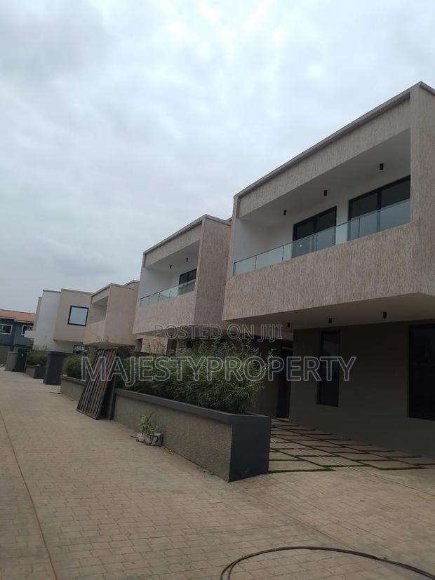 Newly Built Luxurious Executive 3bedrooms Self-Compound for Sale · Photo 1