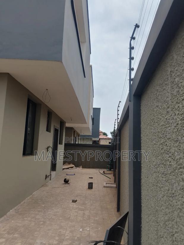 Newly Built Luxurious Executive 3bedrooms Self-Compound for Sale · Photo 5
