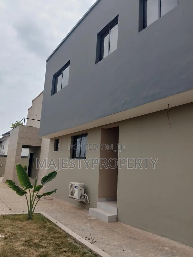 Newly Built Luxurious Executive 3bedrooms Self-Compound for Sale · Photo 6