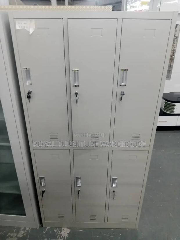 Original 6 Lockal Metal Cabinet · Photo 3