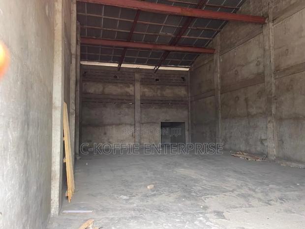 1000 SQM Warehouse at Circle for Rent · Photo 2