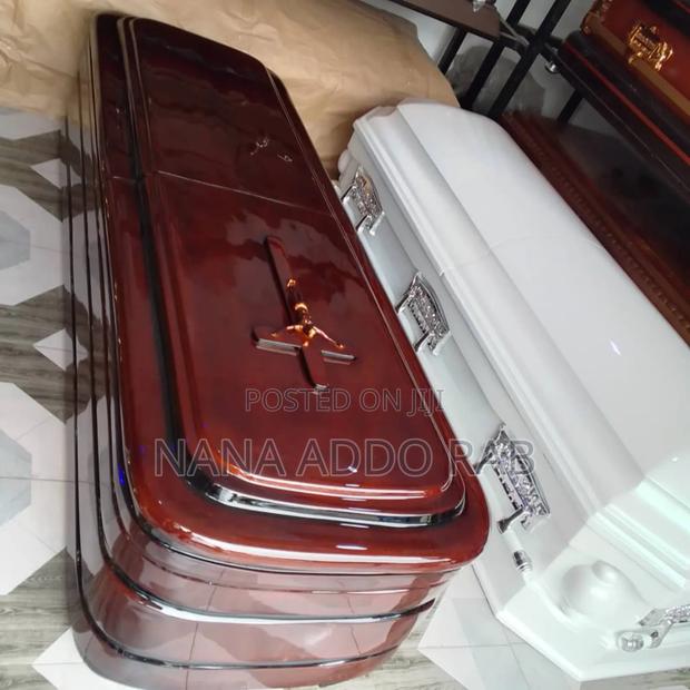 Stain Casket With Jesus's Cross on It · Photo 1