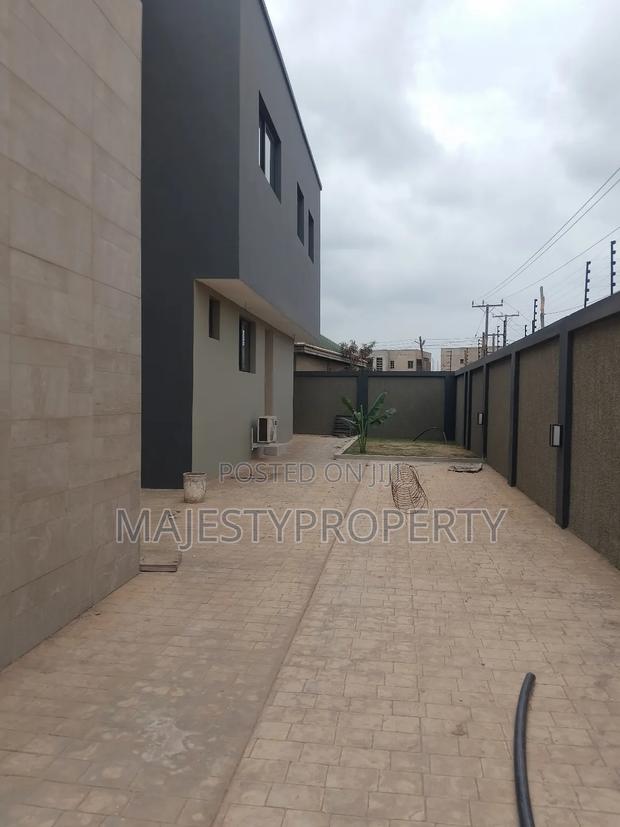 Newly Built Luxurious Executive 3bedrooms Self-Compound for Sale · Photo 7