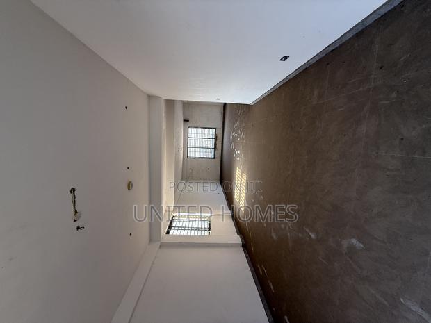 Tema Community One 21 Bedrooms With Office for Rent · Photo 2