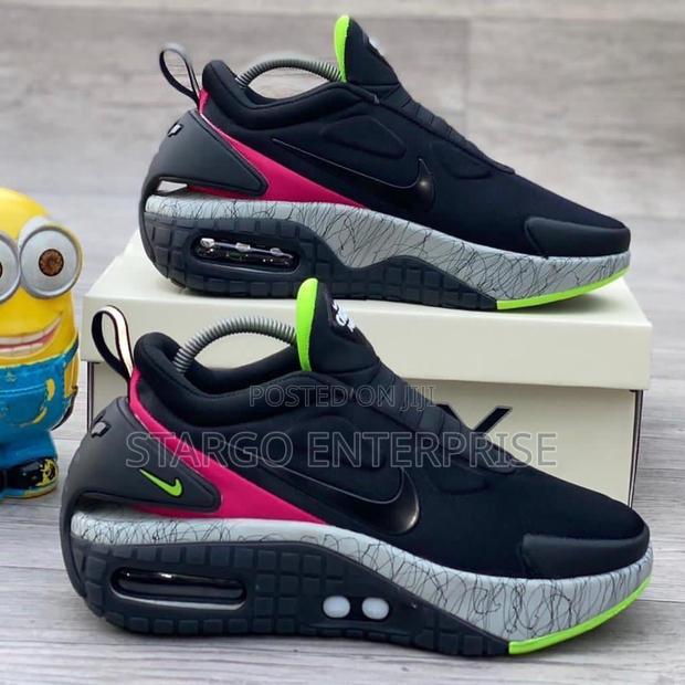 Nike Sneaker · Photo 2