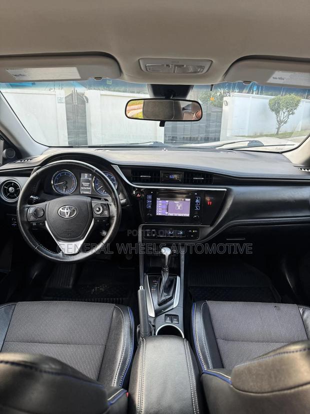 Toyota Corolla SE (1.8L 4cyl 6M) 2018 Black · Photo 4