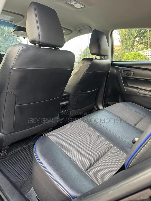 Toyota Corolla SE (1.8L 4cyl 6M) 2018 Black · Photo 3