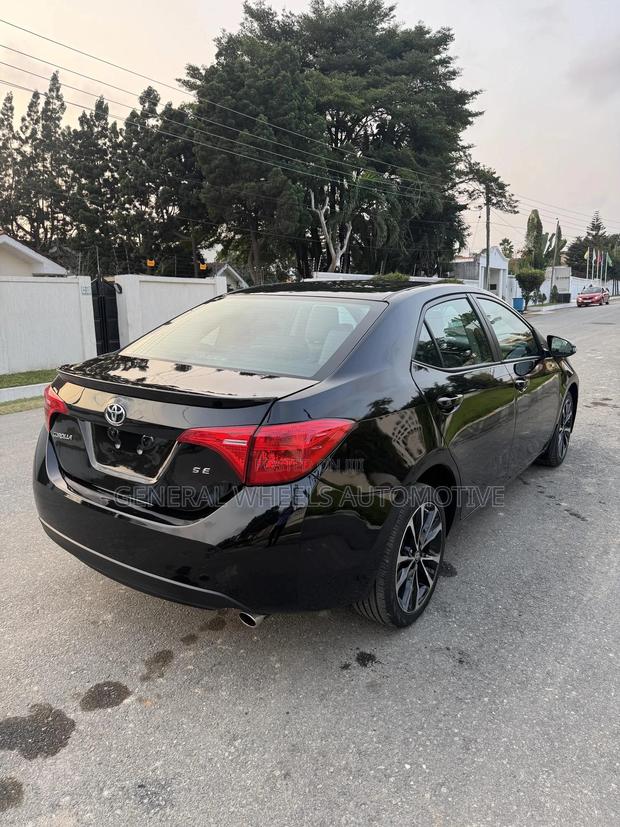 Toyota Corolla SE (1.8L 4cyl 6M) 2018 Black · Photo 6