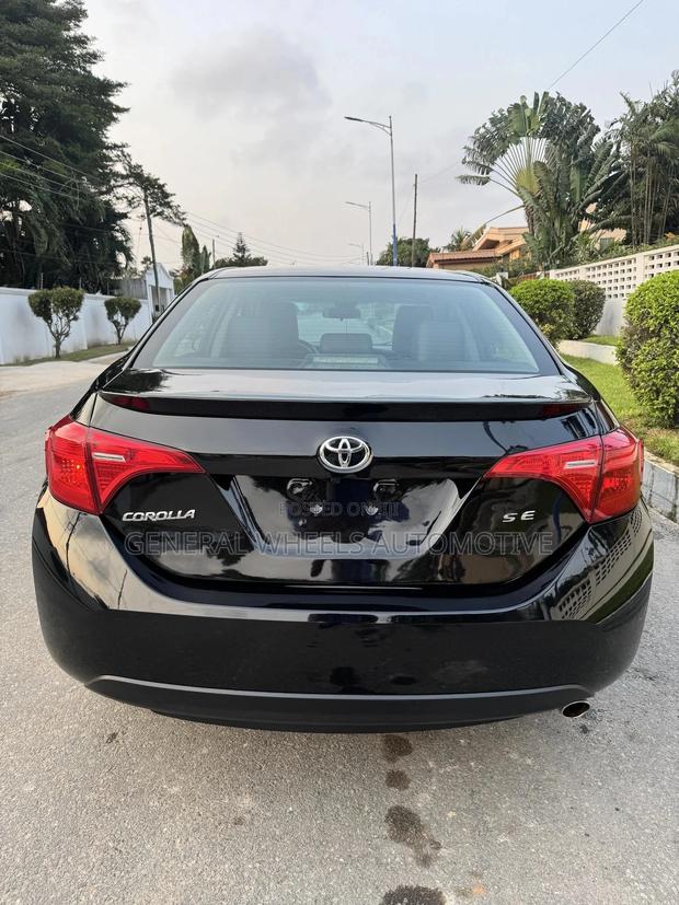 Toyota Corolla SE (1.8L 4cyl 6M) 2018 Black · Photo 5