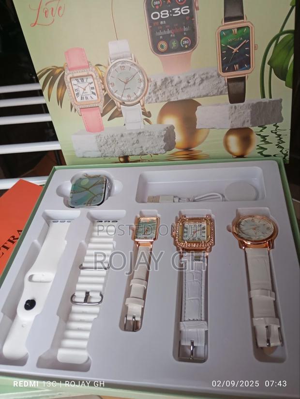I-530 Smart Watch That Comes With 3 Female Quartz Watches - Silver · Photo 1