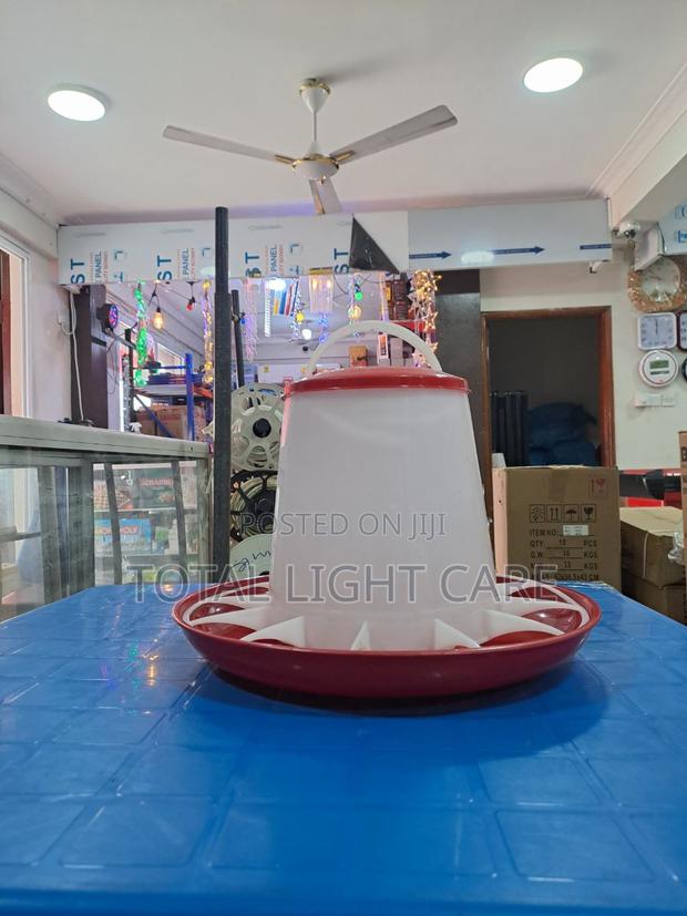 5 Kg Poultry Feeder · Photo 1