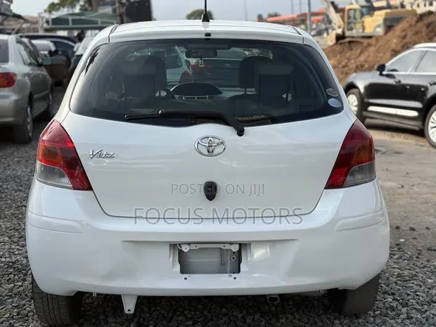 Toyota Vitz 2010 White · Photo 1
