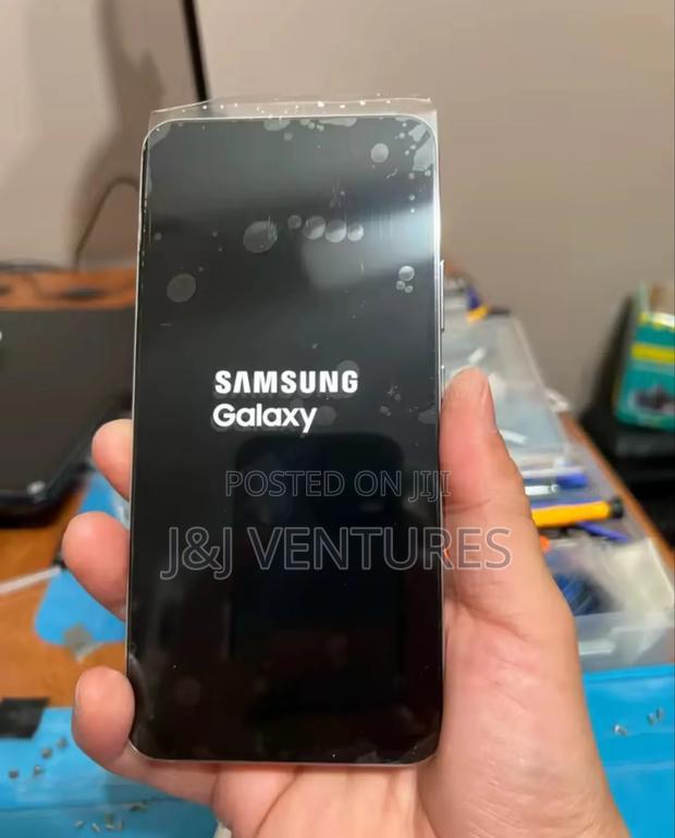 Samsung S22 Plus Screen Replacement · Photo 3