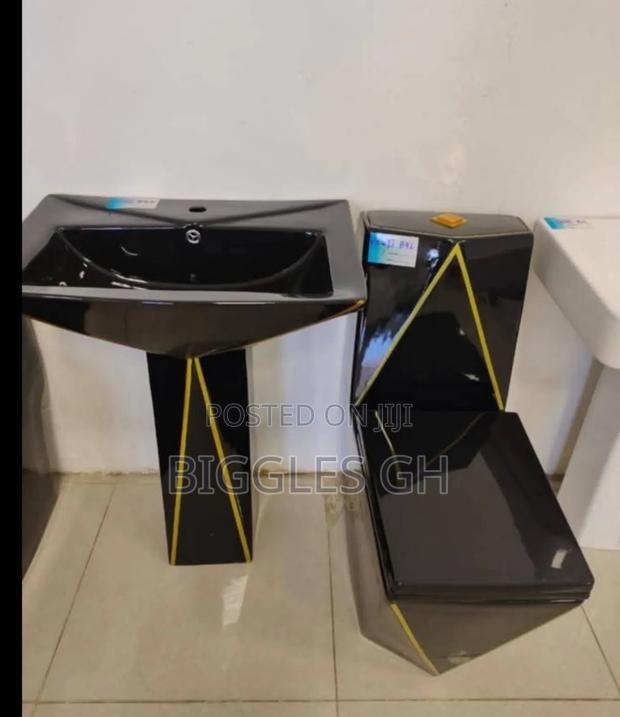 Black and Gold Wc With Basin · Photo 1