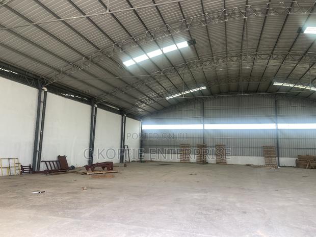 1000 SQM Warehouse With Offices at Circle for Rent · Photo 2